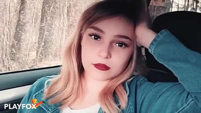 Bambina sexy succhia con gioia la carta sconto